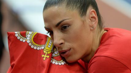 Ivana Španović grli srpsku zastavu