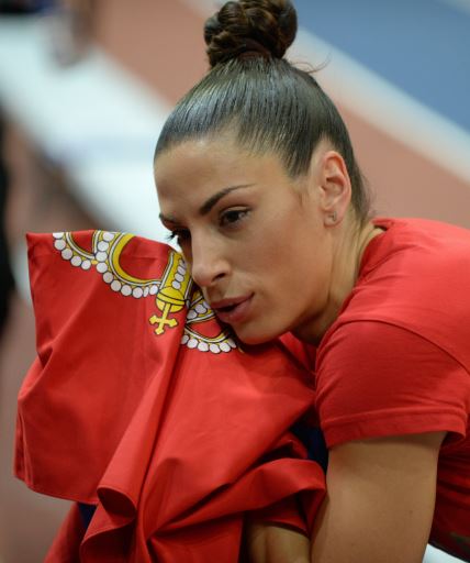 Ivana Španović sa srpskom zastavom
