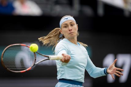 Aleksandra Krunić reketom udara lopticu.