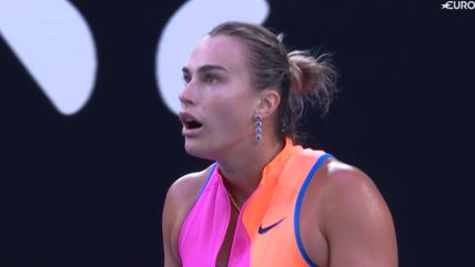 Arina Sabalenka u šoku posle dosuđenog ometanja.