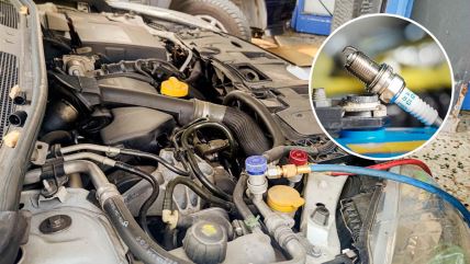 Svećice, svećica, automehaničar, majstor, hauba, motor