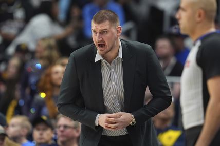 Nikola Jokić viče u odelu na utakmici.