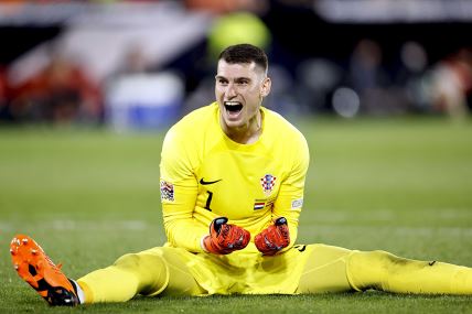 Dominik Livaković u žutom dresu Hrvatske.