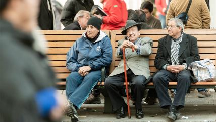 Penzioneri sede na klupi