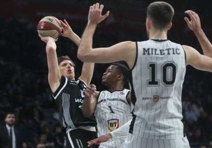 Aleksa Radanov pokušava da šutne na koš Kluža, dok ga čuvaju Molinar i Dušan Miletić