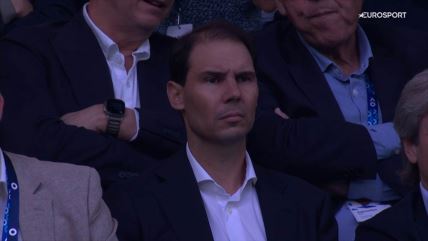 Rafael Nadal gleda Novaka Đokovića i Karlosa Alkaraza.jpg