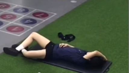 žena spava u teretani