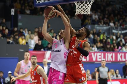 Savo Drezgić pokušava da dođe do koša Zvezde dok ga blokira Džered Batler