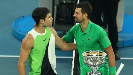 Karlos Alkaraz i Novak Đoković se pozdravljaju na mreži pre početka finala Australijan opena