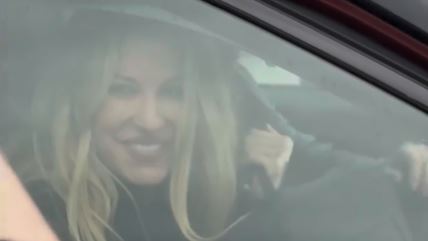 Dečko došao po Radu Manojlović na aerodrom