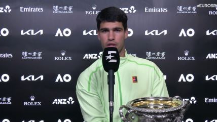 Karlos Alkaraz drži pehar i daje intervju za Eurosport.