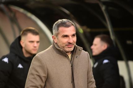 Nenad Stojaković u bež kaputu na meču Partizana.