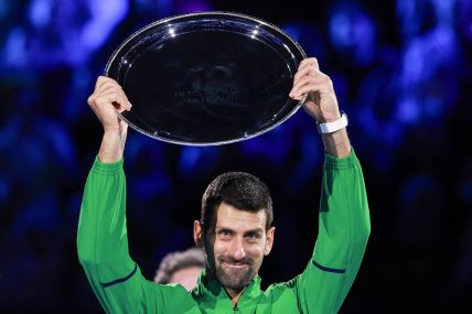 Novak Đoković drži utešni pehar u rukama na Australijan openu.