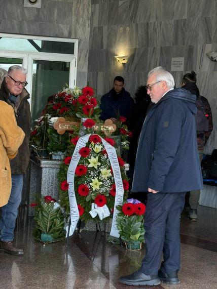 Čovek se poklanja ispred krsta i sanduka Beti Đorđević (3) copy.jpg