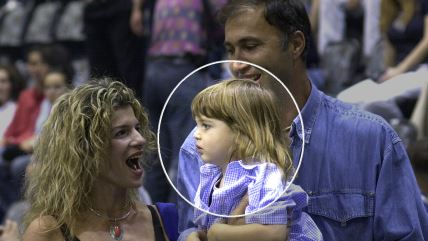 Deni Avdija kao beba sa ocem Zuferom i majkom.