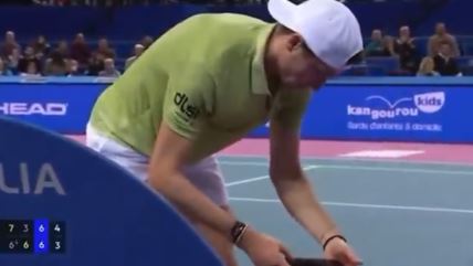 Igo Amber gleda telefon