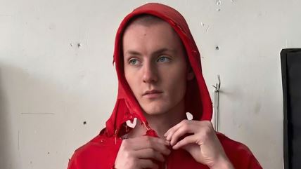 Mladić u pocepanoj Balensijaga jakni