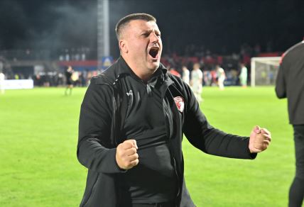 Feđa Dudić slavi pobedu.