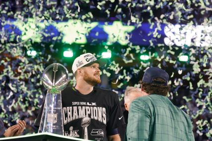 Sijetl Sihoksi slave titulu u NFL, Sam Darnold sa Lombardijevim trofejem.