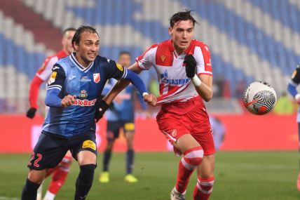 Aleksa Damjanović se bori za loptu sa Lazarom Nikolićem.