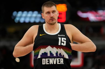 Nikola Jokić s rukama koje je stavio u dres Denvera.