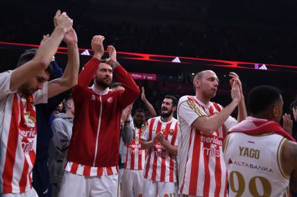 Košarkaši Crvene zvezde slave pobedu.