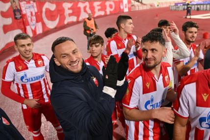 Marko Arnautović sa igračima Crvene zvezde.