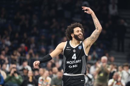 Dvejn Vašington slavi trojku protiv Dubaija