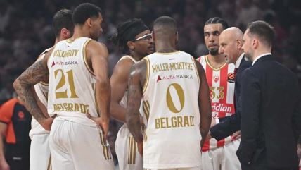 Trener Saša Obradović drži tajm-aut igračima Zvezde na meču protiv Makabija. Slušaju ga Dđoel Bolomboj, Nikola Kalinić, Čima Moneke, Džordan Nvora i Kodi Miler-Mekintajer