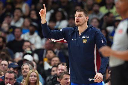 Nikola Jokić podigao prst na utakmici.