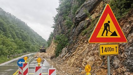 Pokrenuto klizište na Rajačkom putu kod Čačka.jpg