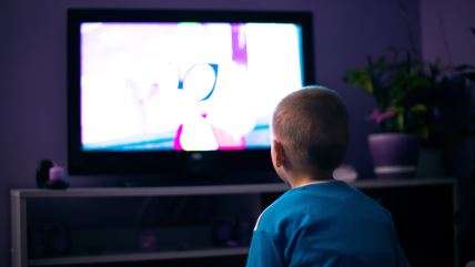 Znaci da dete previše gleda televizor.jpg
