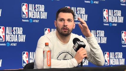 Luka Dončić na konferenciji za medije iznenađen.