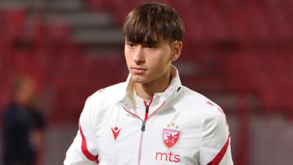 Aleksa Damjanovic u beloj opremi Crvene zvezde.
