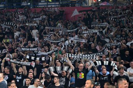 Navijači KK Partizan na utakmici u Beogradskoj areni