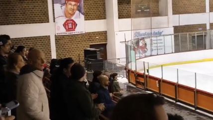 Navijači slušaju himnu Hrvatske u Novom Sadu.