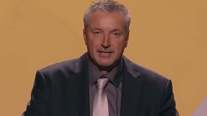 Toni Kukoč drži govor u odelu.