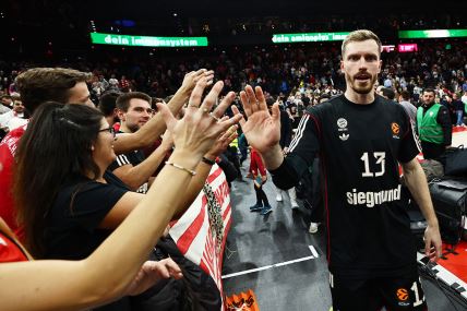 Andreas Obst se pozdravlja sa navijačima.