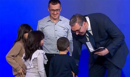 Učitelj Marko Čikarić  primio orden sa svojim đacima (2).jpg