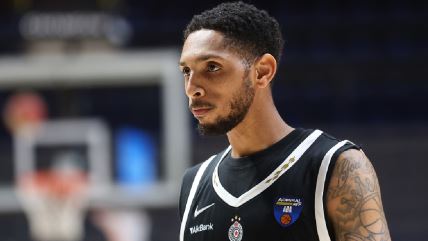 Kameron Pejn odlazi sa terena na utakmici Partizana.jpg