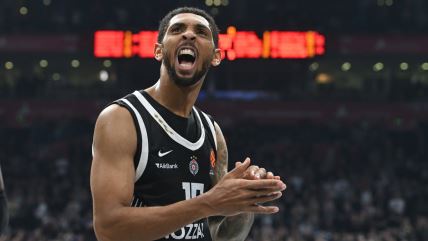 Kameron Pejn kao košarkaš Partizana slavi koš