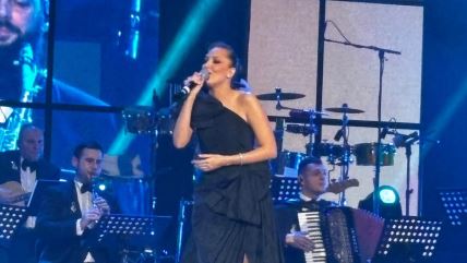 Aleksandra Prijović sa šlicem do kuka na koncertu u čast Šabana Šaulića