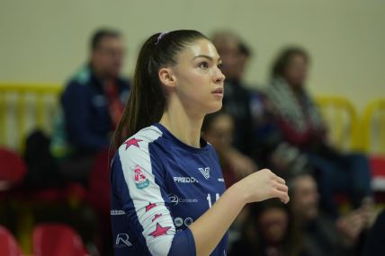 Hena Kurtagić na zagrevanju vežba servis