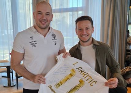 Rakitić poklonio dres Dušanu Mandiću