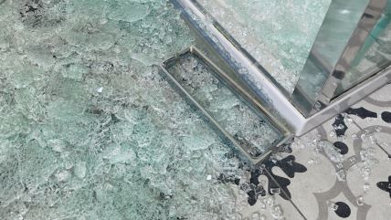 Pucanje vrata tuš kabine