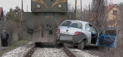 Voz udario u automobil na pružnom prelazu u Požarevcu (3).jpg