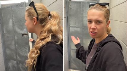 Devojka pokazuje rukom na vrata toaleta