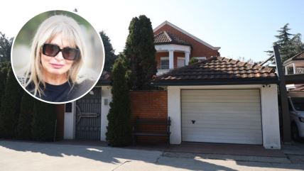 Zatvorene kapije i muk ispred doma Saše Popovića pred pomen