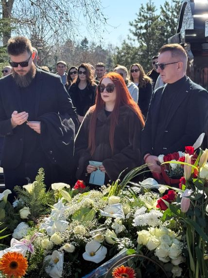 Aleksandra Popović ne ispušta misterioznu kovertu tokom opela ocu