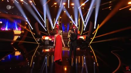 Voditeljka Evrovizije danas, zbog sekte joj opala kosa, šutnula bivšeg Nine Seničar